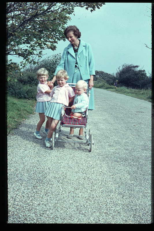 30.Meyendel sep 1966 Mama,Brigitte,Marion,Peter.JPG